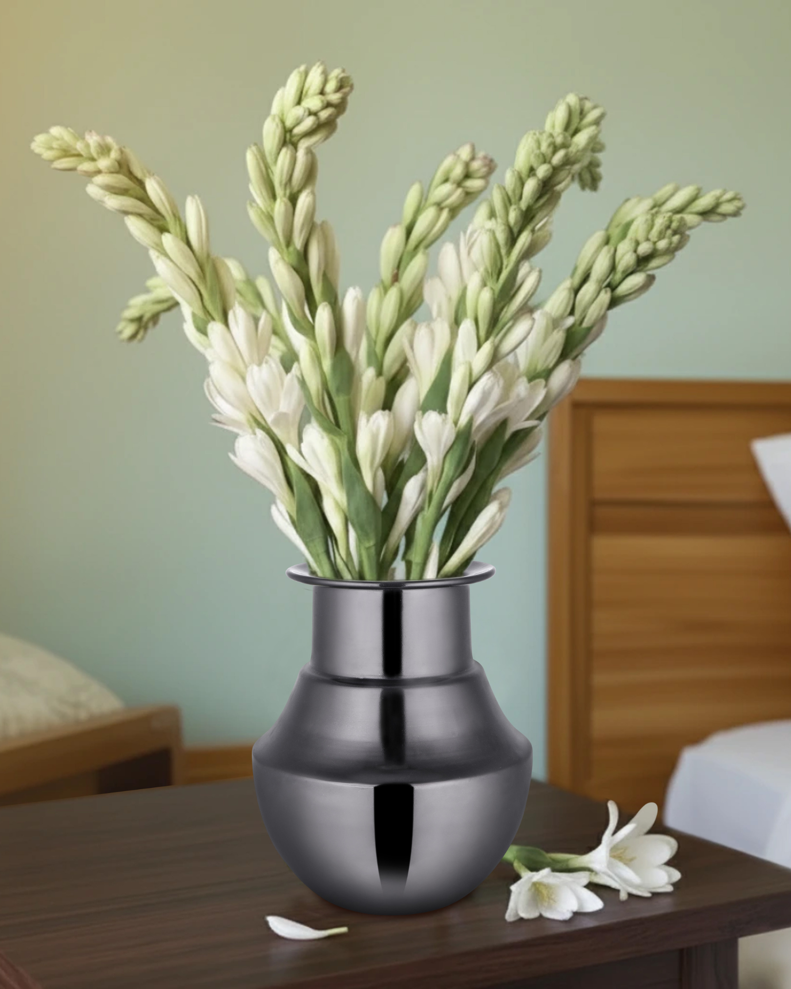 Handcrafetd Heritage Kalash Black Vase